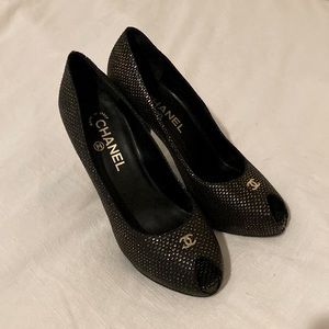 Chanel Peep Toe black with gold speck Pump New